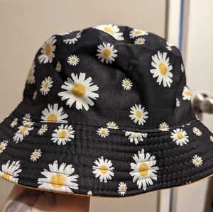 Reversible black and yellow daisy bucket hat